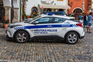 Cesky Krumlov, Çek Cumhuriyeti - 14 Ağustos 2019 - Belediye binasının yanına park edilmiş şehir polisi arabası