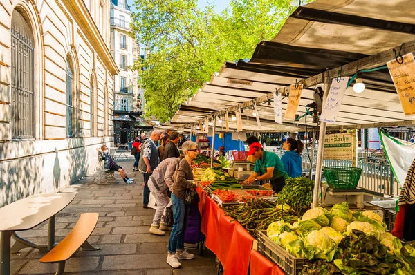 Париж Франция Апреля 2019 Года Традиционный Продовольственный Рынок Париже Солнечное — стоковое фото