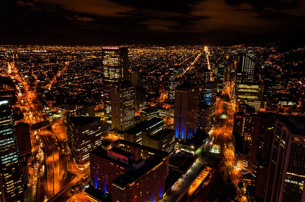 Bogota, Kolombiya - 19 Haziran 2014 - Torre Colpatria 'dan gece hava görüntüsü
