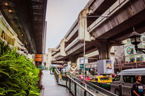 Bangkok Tayland Temmuz 2015 Bangkok Işlek Cadde Yol Üzerindeki Tren — Stok fotoğraf