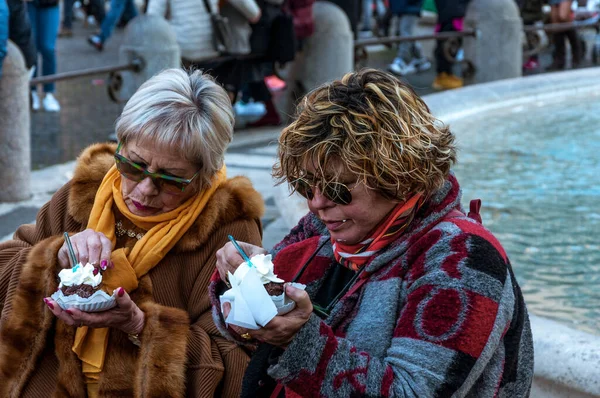 Rome Italië Dec 2017 Twee Vrouwen Eten Beroemde Italiaanse Ijs — Stockfoto