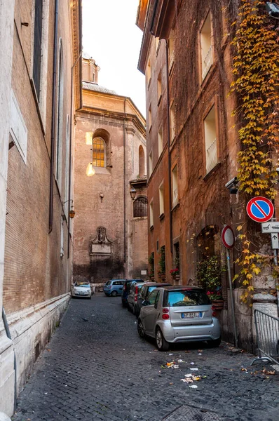 Rome Italy Dec 2017 Yellow Leaves Ancient Building Narrow Street — Stock Photo, Image