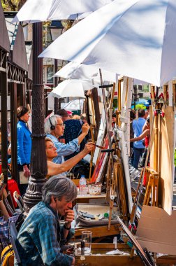 Paris, Fransa - 20 Nisan 2019 - Güneşli bir günde PLace du Tertre 'de birden fazla sanatçı