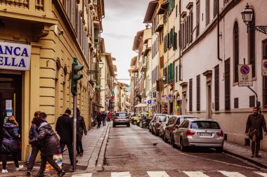 Floransa, İtalya - 28 Aralık 2017 Floransa 'nın önemli araba trafiğine sahip merkez caddelerinden biri