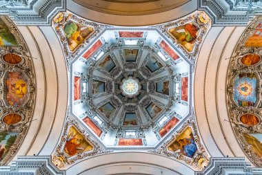 Salzburg, Avusturya - 15 Ağustos 2019 - Salzburg katedralinin tavanında resimler ve mimari unsurlar