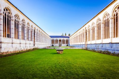 Pisa, İtalya - 29 Aralık 2017 - Pisa Kulesi yakınlarındaki bir binanın iç bahçesinin güzel mimarisi