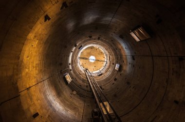 Pisa, İtalya - 29 Aralık 2017 - İçi gün ışığıyla dolu devasa boru hattı