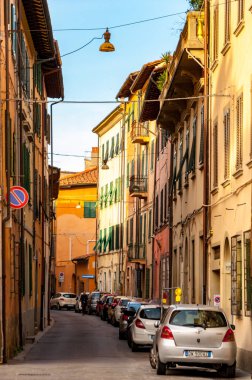 Pisa, İtalya - 29 Aralık 2017 - Pisa Kulesi yakınlarındaki güzel dar cadde