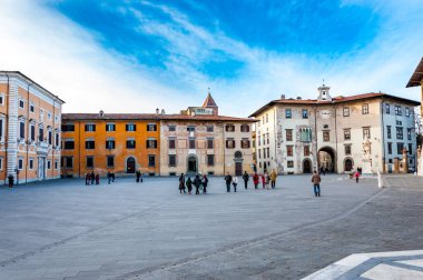 Pisa, İtalya - 29 Aralık 2017 - Pisa 'nın merkezinde antik meydan