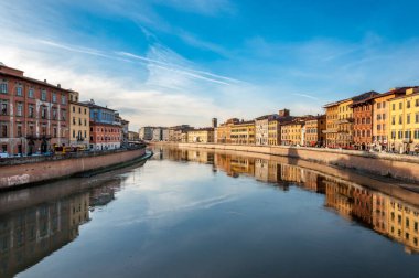 Pisa, İtalya - 29 Aralık 2017 - Pisa 'da nehir suyunda güzel yansımalar, arka planda mavi gökyüzü