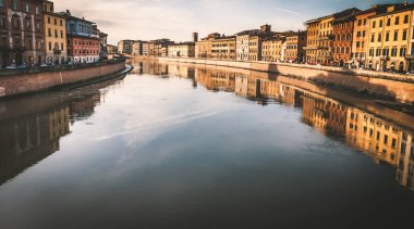 Pisa, İtalya - 29 Aralık 2017 - Şehrin orta kesimindeki nehir manzarası