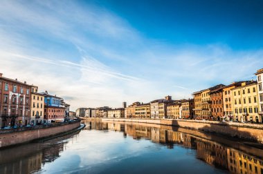 Pisa, İtalya - 29 Aralık 2017 - Şehrin orta kesimindeki nehir manzarası