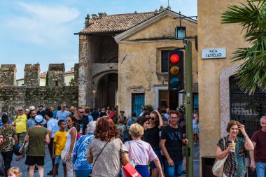 Sirmione, İtalya - 22 Ağustos 2019 - Sirmione 'de güneşli bir günün ortasında kalabalık Castello Meydanı