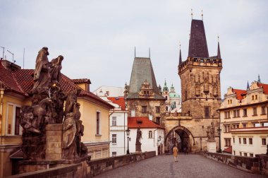 Prag, Çek Cumhuriyeti, - 17 Şubat 2018 - Kışın Charles Köprüsü 'nde sabahın erken saatleri