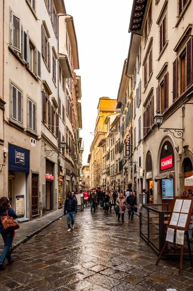 Floransa, İtalya - 28 Aralık 2017 Floransa 'nın merkez caddelerinden biri