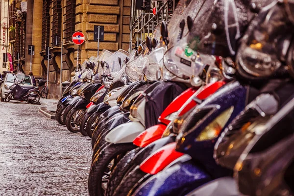 Florencia Italia Diciembre 2017 Mojado Scooters Aparcamiento Calle — Foto de Stock
