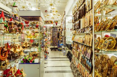 Prag, Çek Cumhuriyeti, - 17 Şubat 2018 - Prag 'da insanların olmadığı popüler hediyelik eşya dükkanı