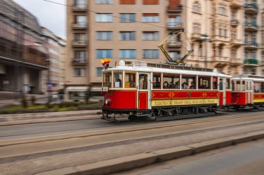 Prag, Çek Cumhuriyeti, - 17 Şubat 2018 - Prag 'da renk hızıyla giden insanlarla dolu güzel tarihi tramvay