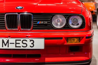 Münih, Almanya - 27 Ağustos 2019 - Müzede BMW M3 E30 'a yakın çekim