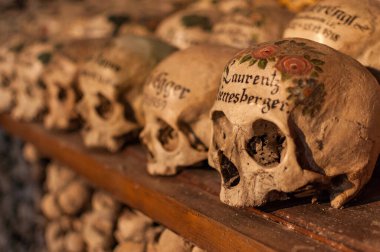 Hallstatt, Avusturya - 2 Nisan 2018 - Hallstatt 'teki Charnel House' daki kafatasları şehrin ölü vatandaşlarına ait, isimlerle ve süslerle süslenmiş