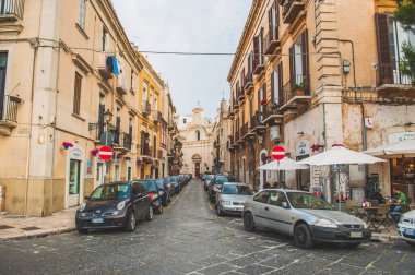 Bari, İtalya - 30 Mayıs - Restoranları ve turistler için kafeinleri olan dar bir sokak