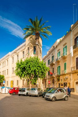 Bari, İtalya - 30 Mayıs - Yeşil ağaçlar ve şehrin dar güneşli sokakları