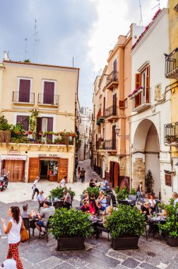 Bari, İtalya - 30 Mayıs - insanlar şehir merkezindeki restoranda İtalyan kahvesi içiyorlar