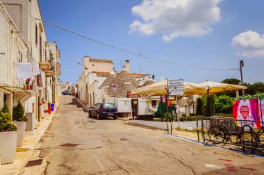 Alberobello, İtalya - 31 Mayıs 2019 - Puglia 'daki turistik yerlerden biri olan Alberobello' nun gerçek yaşamı