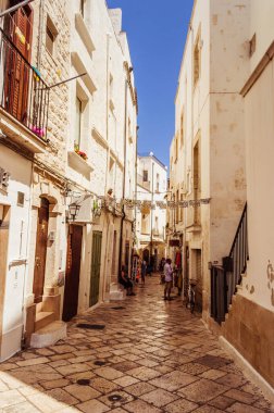 Polignano a Mare, İtalya - 1 Haziran 2018 - Şehrin tarihi kısmında eski binaları olan eski dar bir cadde