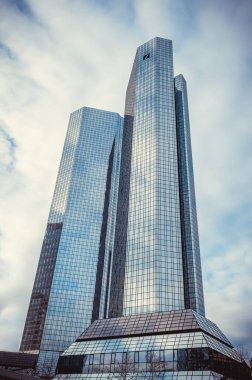 Frankfurt, Almanya - 25 Aralık 2018 - Ofis binasının arka planında bulutlu gökyüzü olan Deutsche banka binası