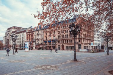 Frankfurt, Almanya - 25 Aralık 2018 - Noel günü boş meydandaki eski bir ağacın altında antik sokak lambası