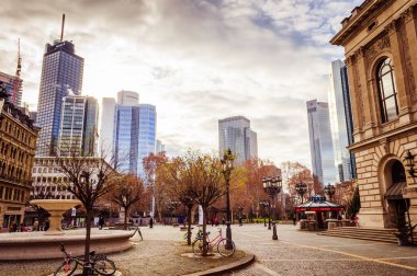 Frankfurt, Almanya - 25 Aralık 2018 - Arkaplanda bulutlu gökdelenler