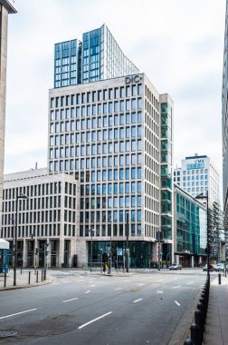 Frankfurt, Almanya - 25 Aralık 2018 - Sokağın köşesindeki modern ofis binası