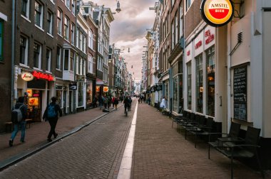 Amsterdam, Hollanda - 13 Eylül 2017 - Amsterdam 'ın eski bölümünde küçük güzel bir cadde. Arkasında bulutlu bir gökyüzü var.