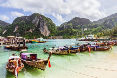 Phi Phi, Tayland - 4 Temmuz 2015 Tayland 'da Phi Phi adası sınırındaki büyük geleneksel Tayland tekneleri