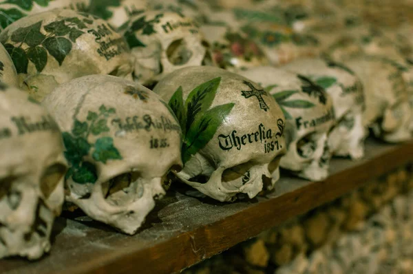 Hallstatt Austria Abr 2018 Calaveras Casa Charnel Hallstatt Que Pertenecen — Foto de Stock