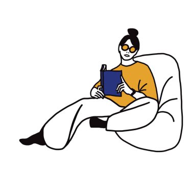 Genç bir kız şık sarı süveter ve gözlüklerle kitap okuyor.