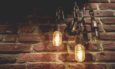 Tungsten lambaları, eski moda avizeler.