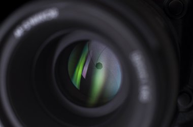 beyaz zemin üzerinde kamera lens yakın çekim