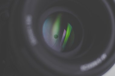 beyaz zemin üzerinde kamera lens yakın çekim