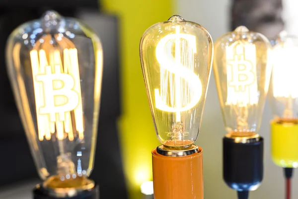 Para yapma fikir. Ampul Bitcoin simgesiyle.