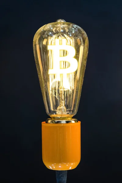 On gagne de l'argent. Ampoule avec symbole Bitcoin . — Photo