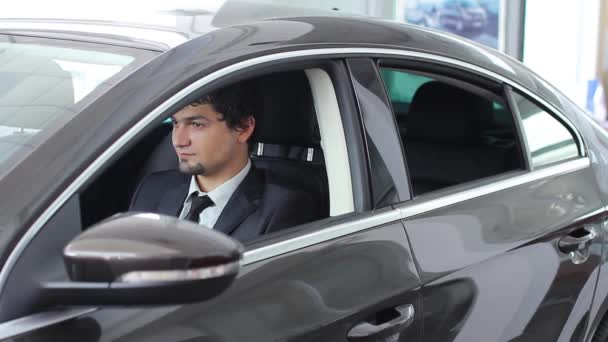 Glücklicher Kerl kaufte ein Auto (ntsc) — Stockvideo