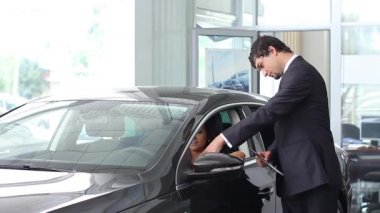 Arabada araba Satış Merkezi (Pal satan bir adam)