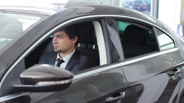 Chico feliz compró un coche (PAL ) — Vídeos de Stock