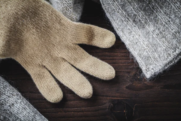 Handsken på ull tröja — Stockfoto