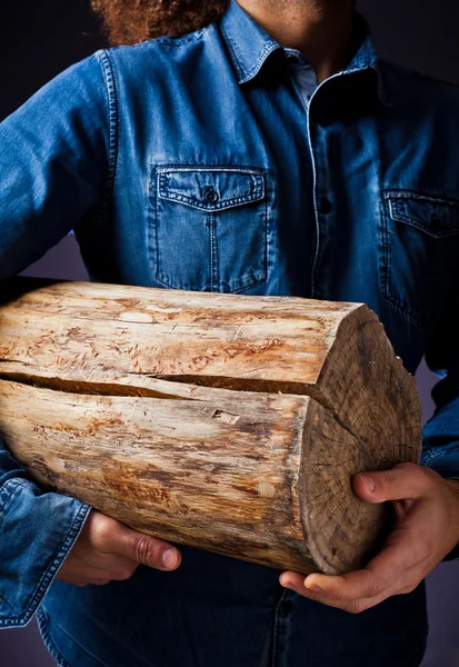 Joven con el tronco de madera —  Fotos de Stock