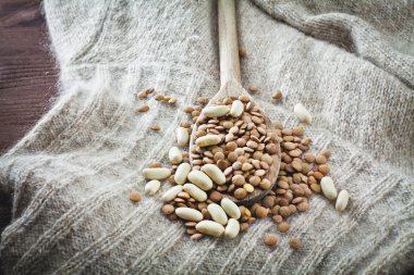 kaşık ve yün üzerinde ham mercimek