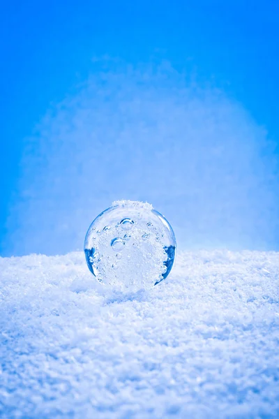 Bola de cristal en la nieve — Foto de Stock