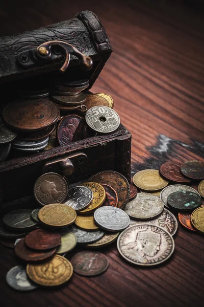 Monedas viejas en el pecho — Foto de Stock